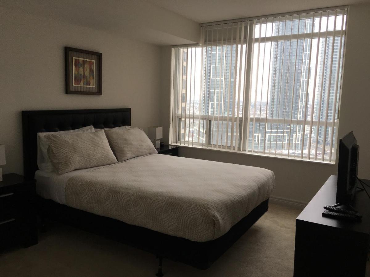 Maplewood Suites - Square One Миссиссага Экстерьер фото