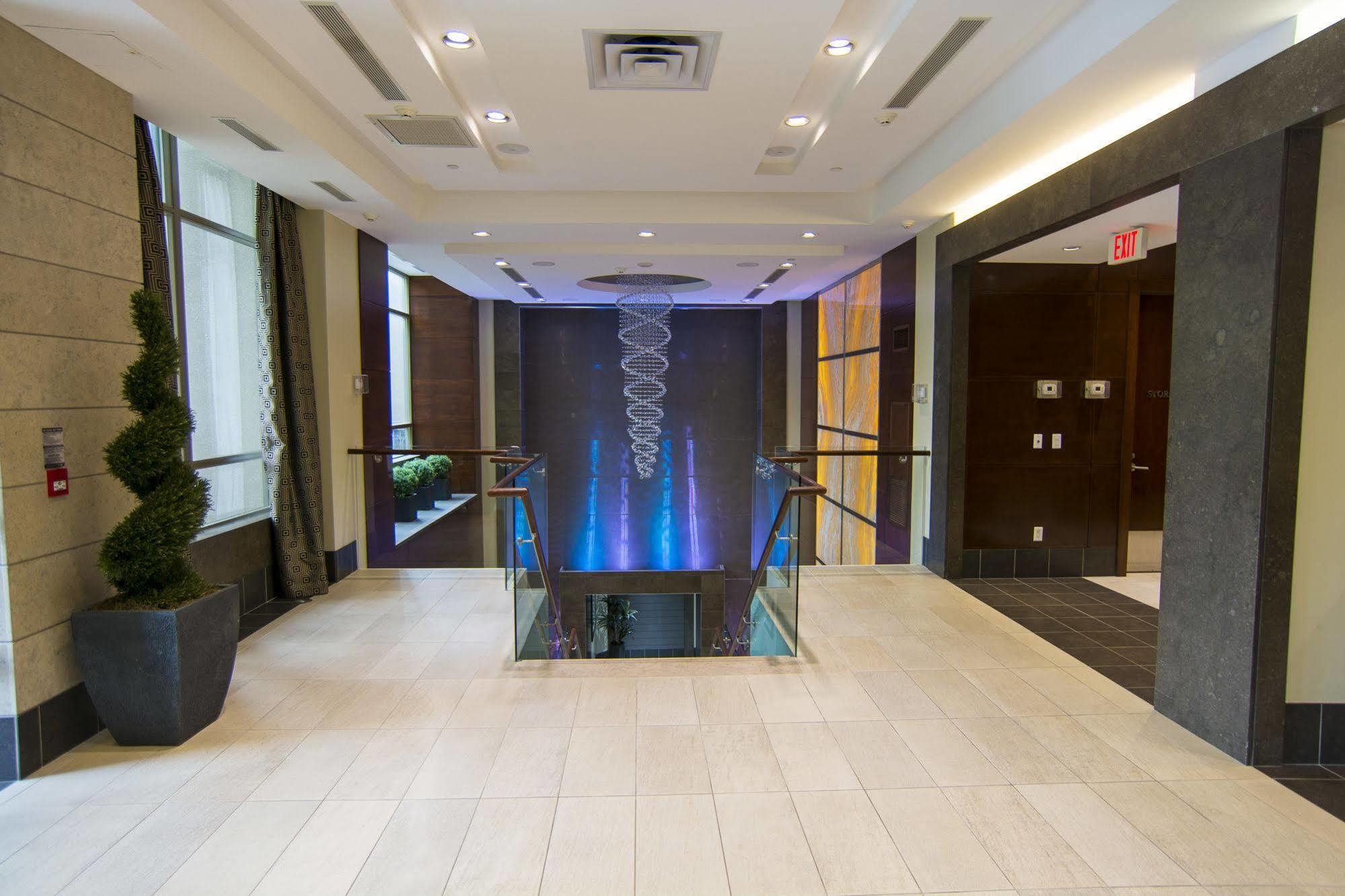 Maplewood Suites - Square One Миссиссага Экстерьер фото
