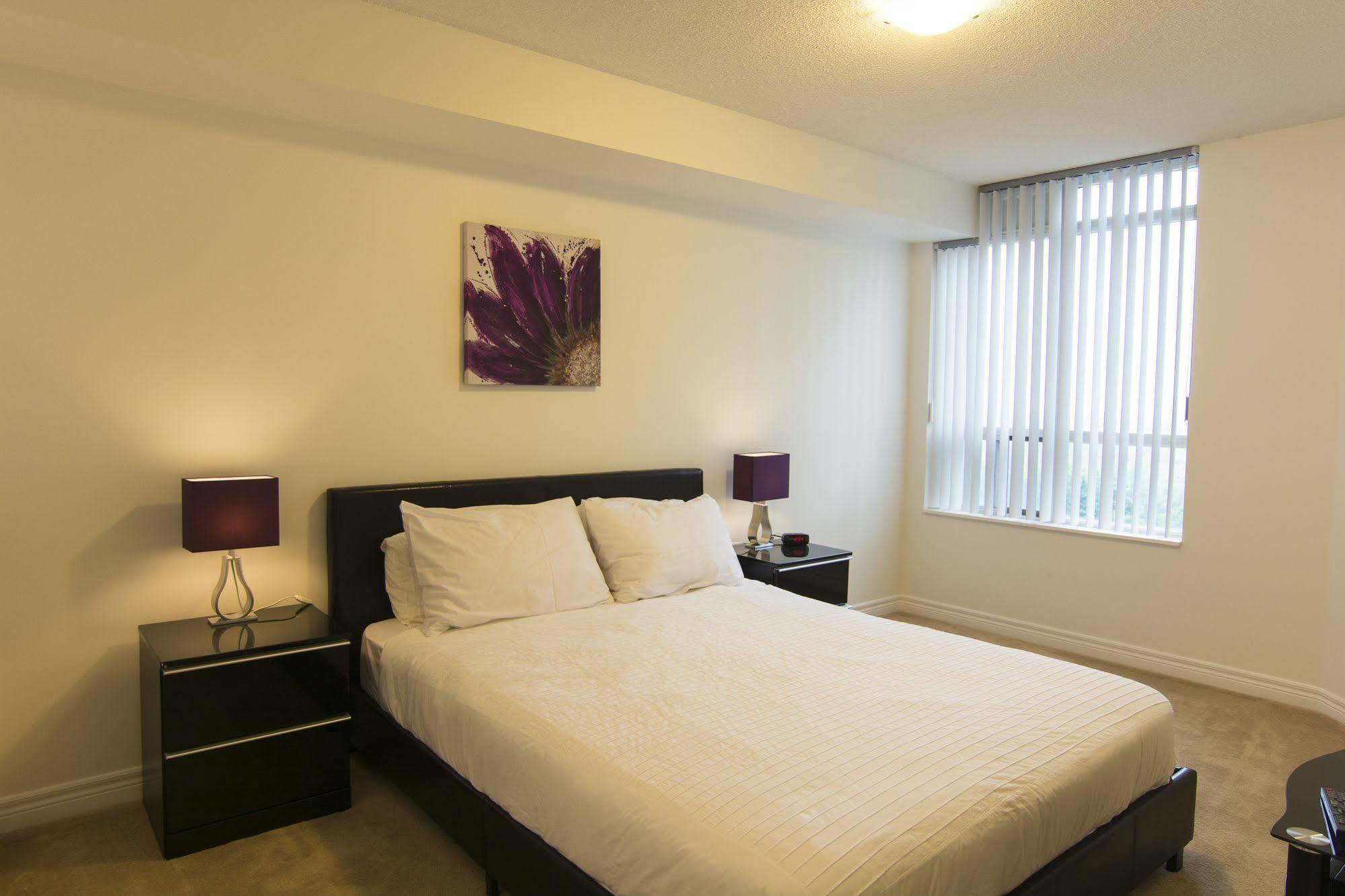 Maplewood Suites - Square One Миссиссага Экстерьер фото