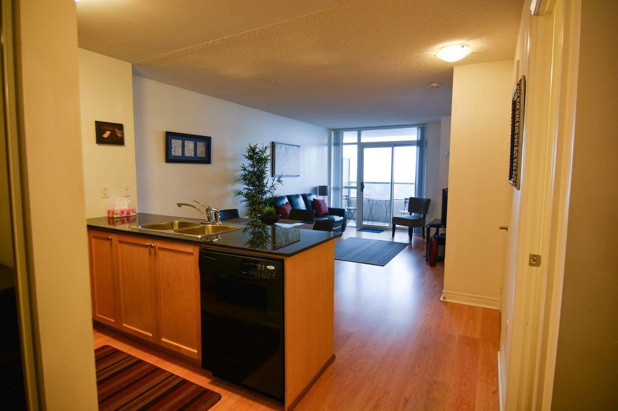 Maplewood Suites - Square One Миссиссага Экстерьер фото