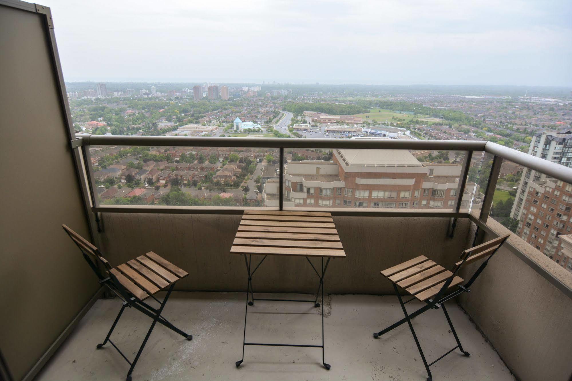 Maplewood Suites - Square One Миссиссага Экстерьер фото